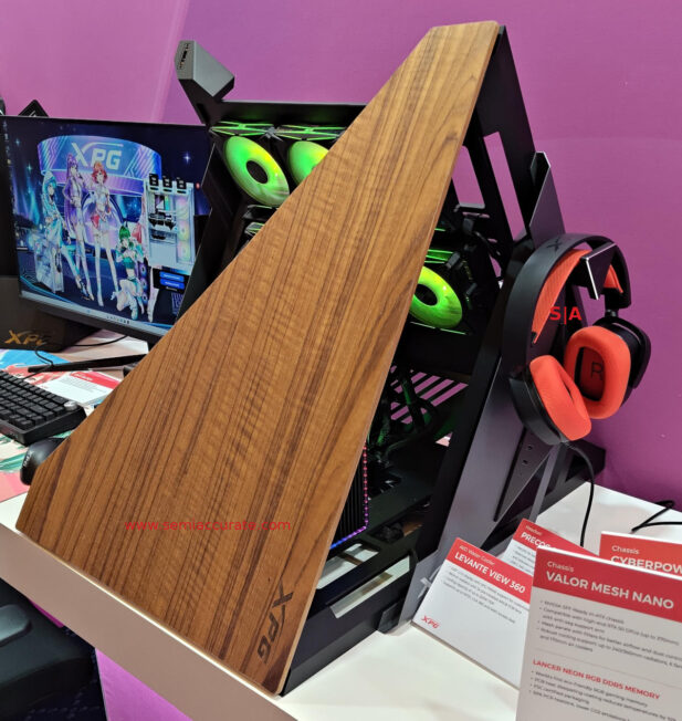 Adata Dock headphone side